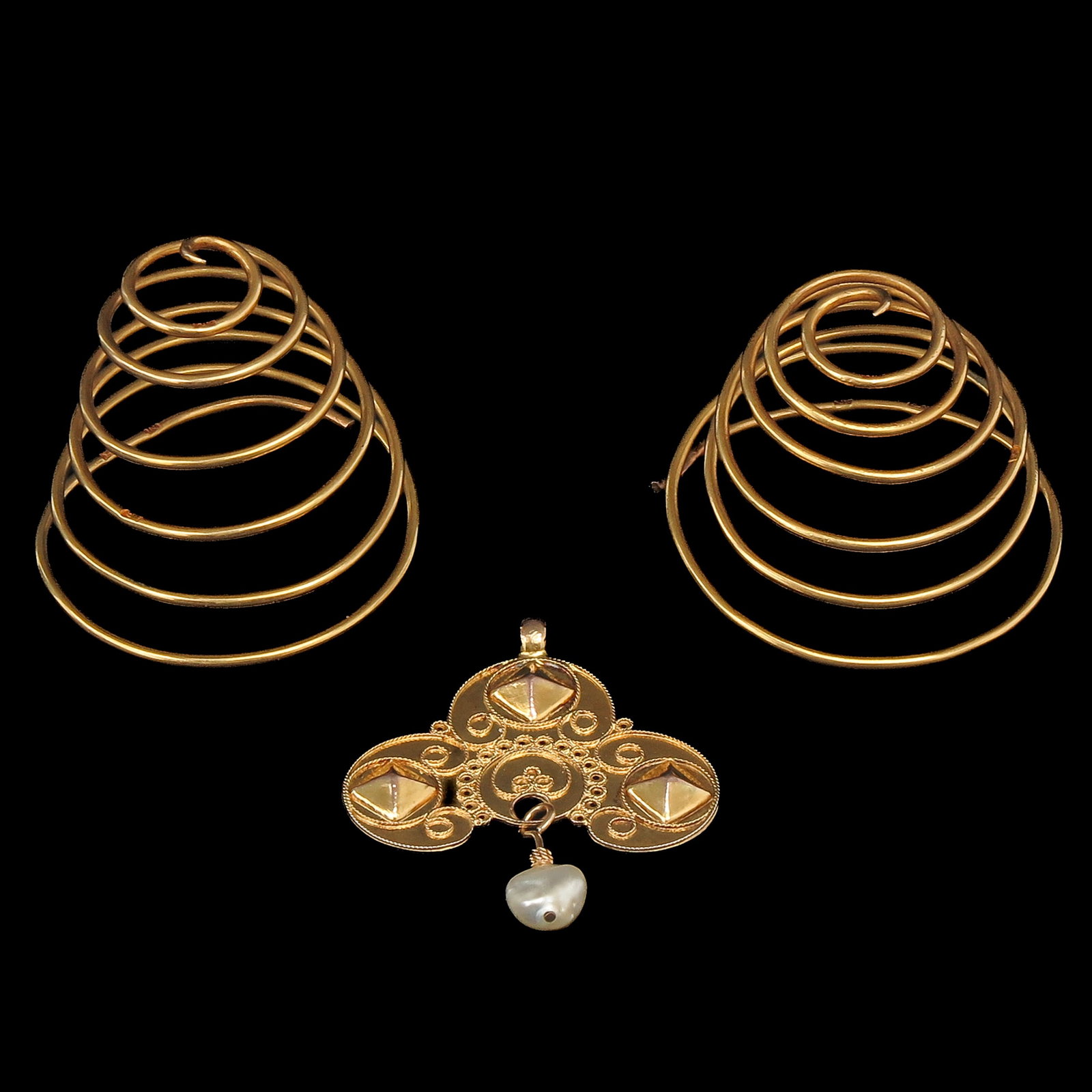 A Collection of Gold Jewerly: consisting of a pair of 18 Krt. gold curls and a 14 Krt. gold bow pendant with pearl, length 5 cm.