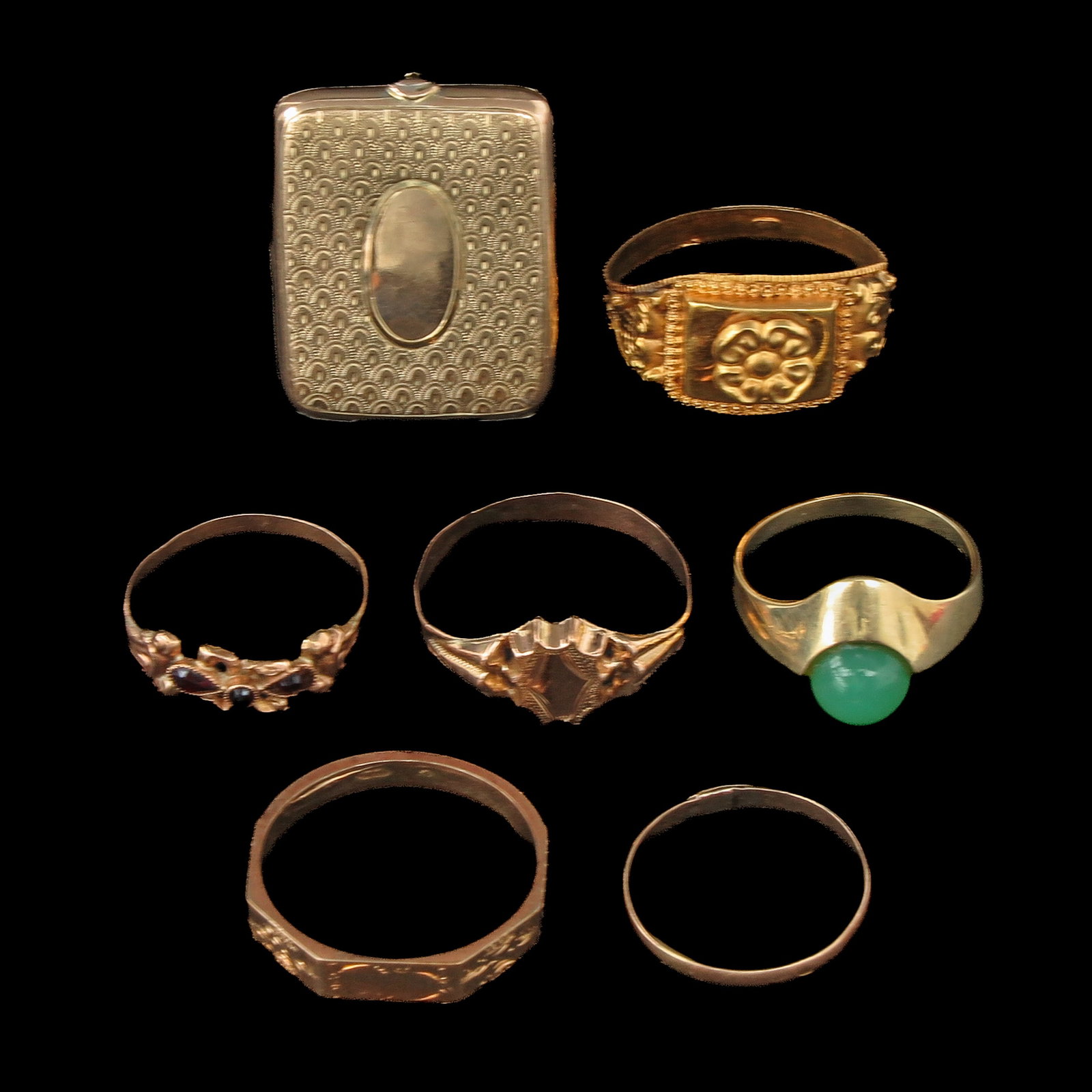 A Collection of 6 Rings: consisting of 6 rings, including gold examples, including a medallion ring, largest ring size 20,5