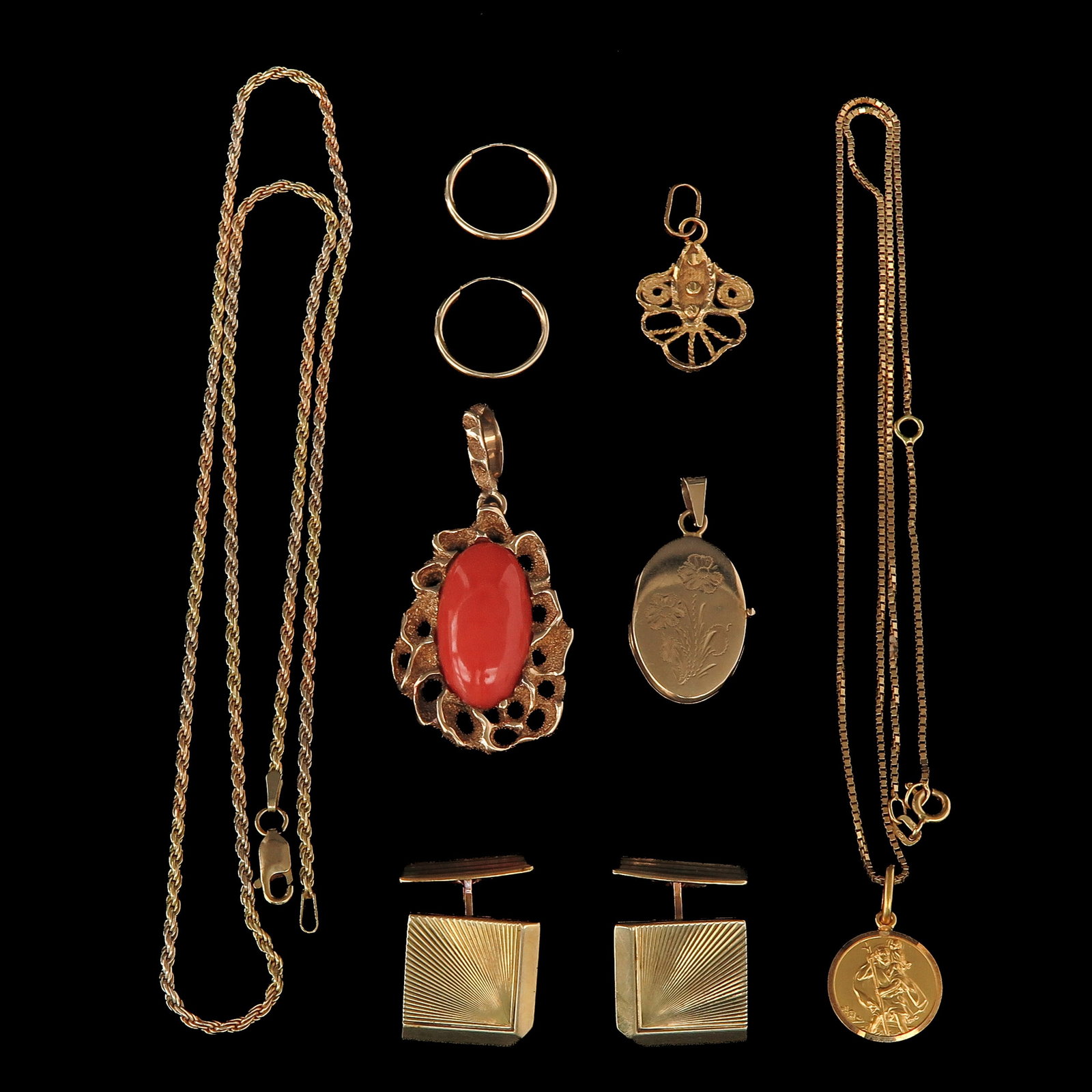 A Group of Jewelry: consisting of a collection of 14 and 18 Krt. gold jewellery, including pendant with red coral, length 45 mm.