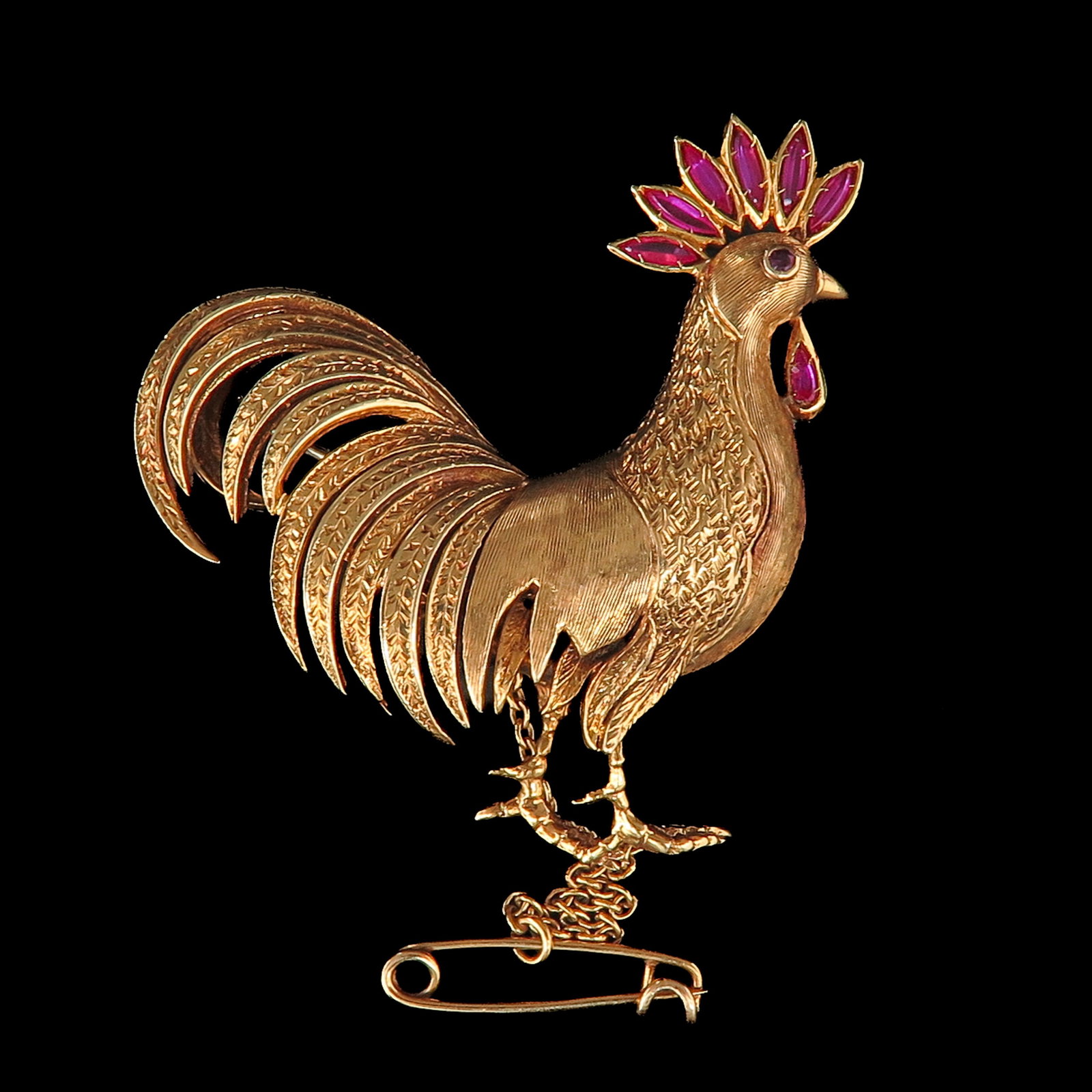 An 18KG Rooster Brooch: 18 Krt. gold, in the form of a rooster, made by Aldo Garavelli, Italy, marked 750, CAM and 237 AL, circa 1950-1960, 40 x 50 mm.