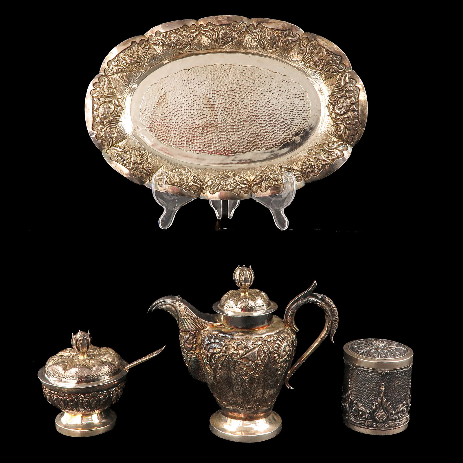 A Diverse Lot: consisting of a Djokja silver tray, a sugar bowl with spoon, a coffee pot and a box, tray 41 x 20 cm.