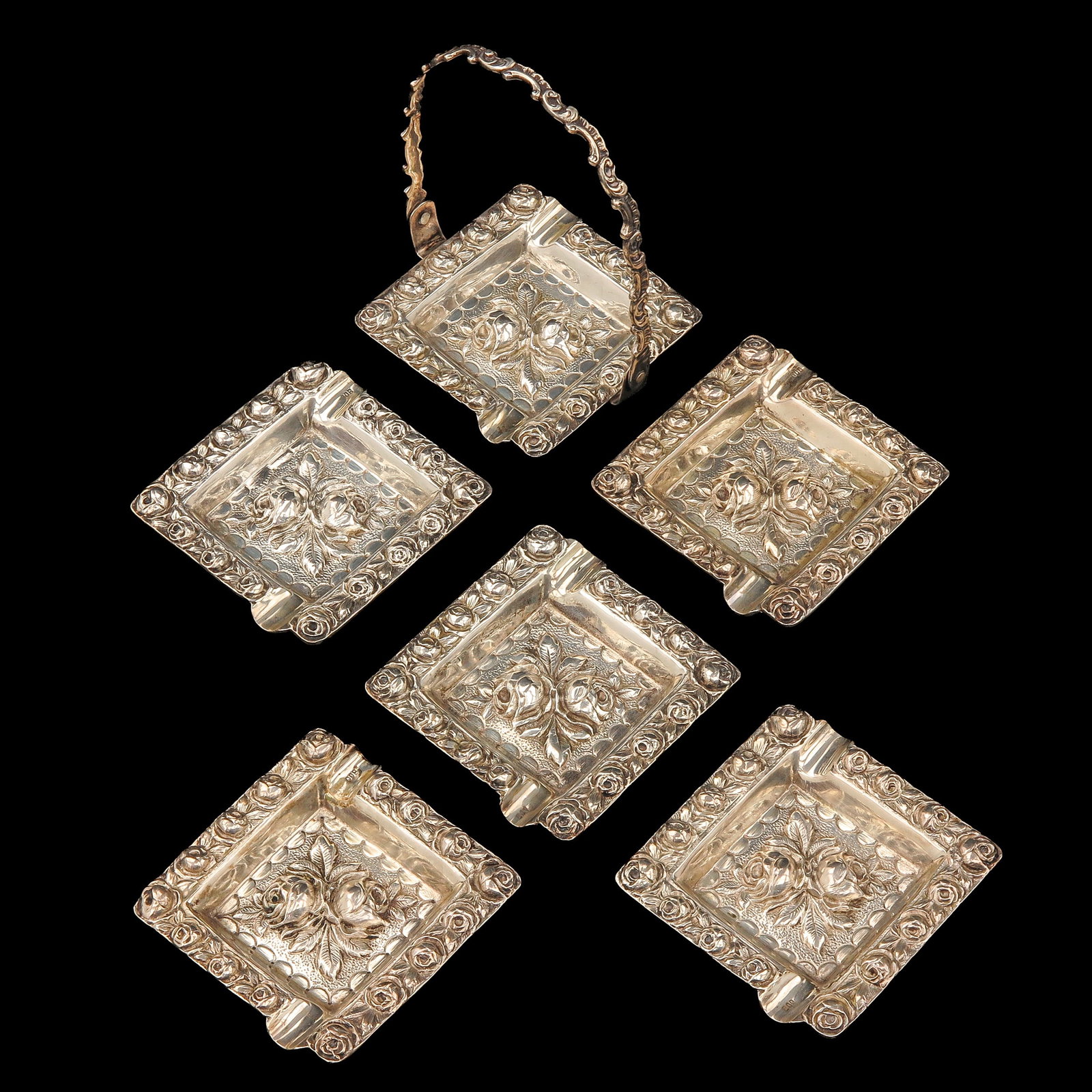 A Group of Silver Ashtrays: consisting of 6 silver ashtrays, 800/1000 silver, 6 x 6 cm.