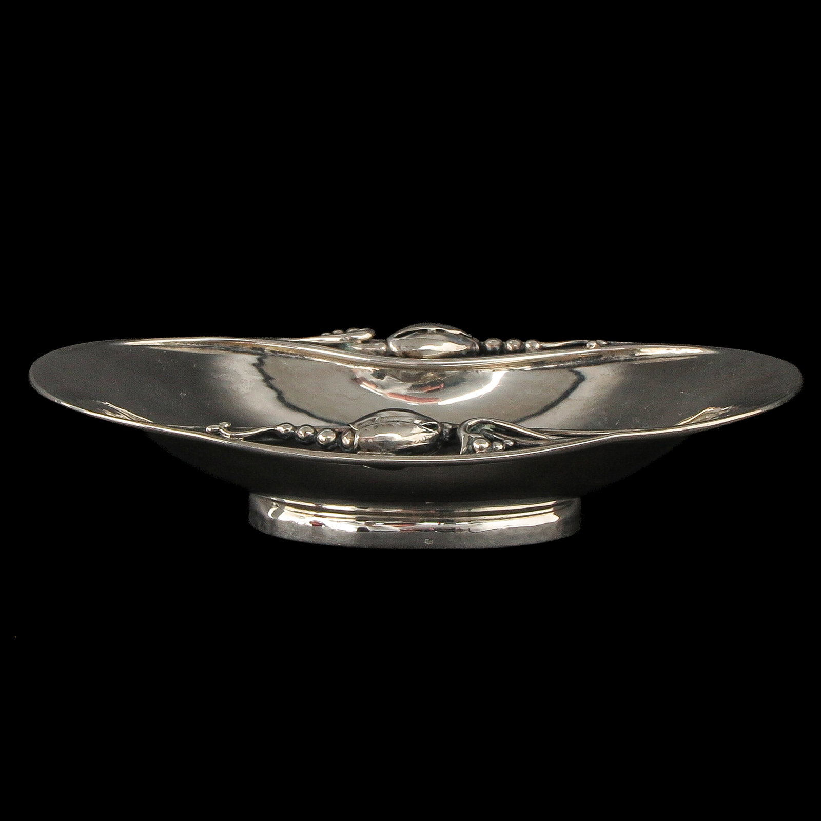 A Georg Jensen Serving Dish: sterling silver, Georg Jensen, model Acorn, designed by Johan Rohde, length 13 cm.