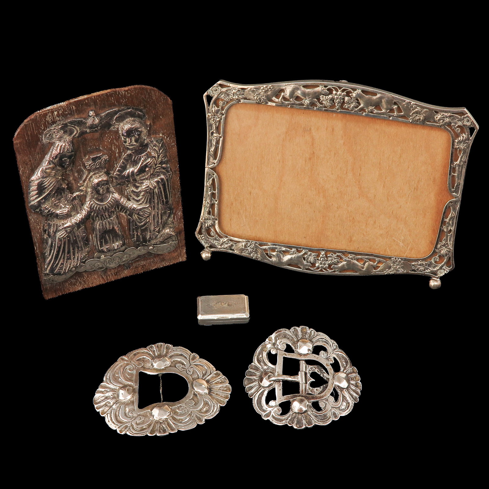 A Group of Silver Items: consisting of silver objects, including a photo frame, 18 x 13 cm.