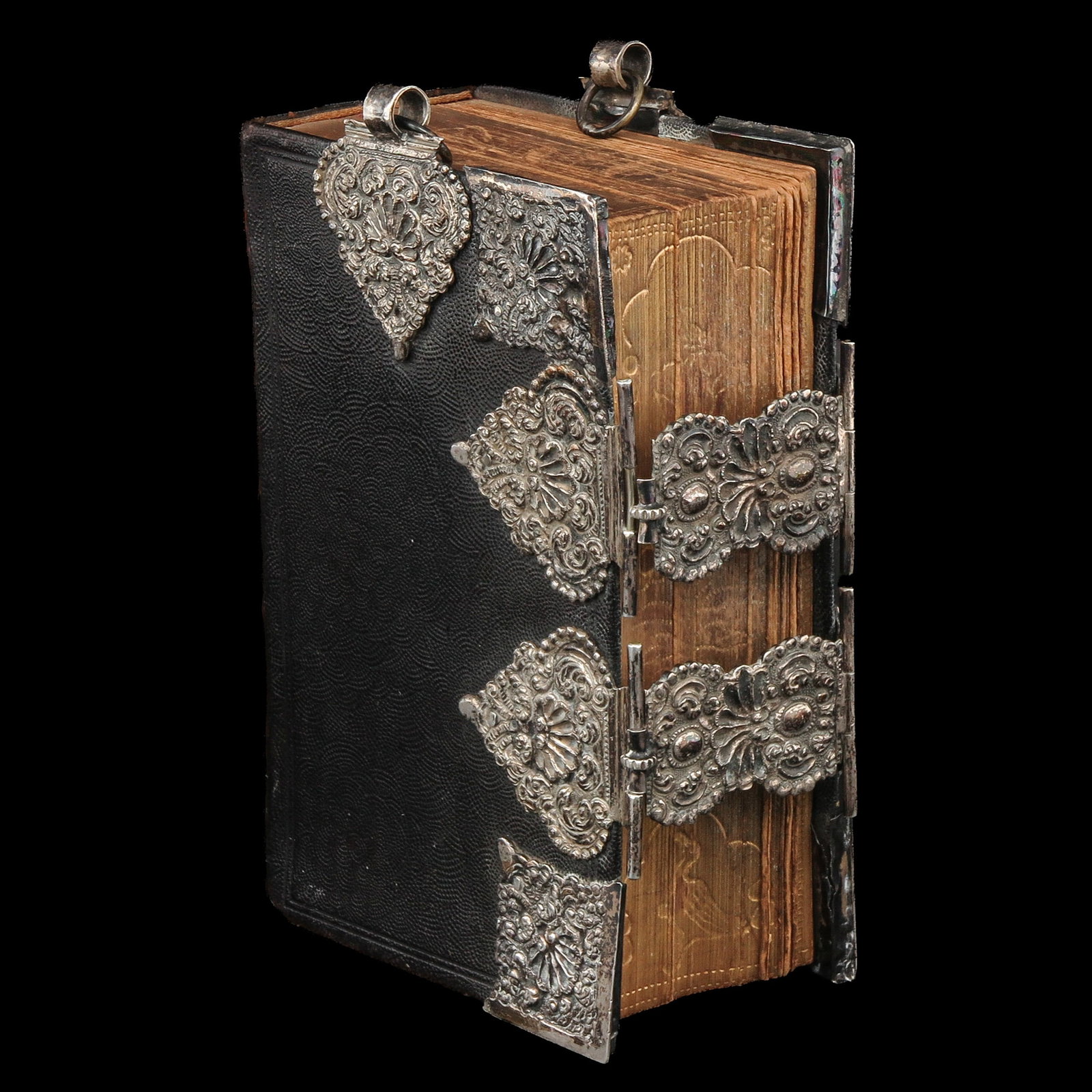 A Staphorst Bible: Staphorst, with silver fittings, 7 x 18 x 12 cm.