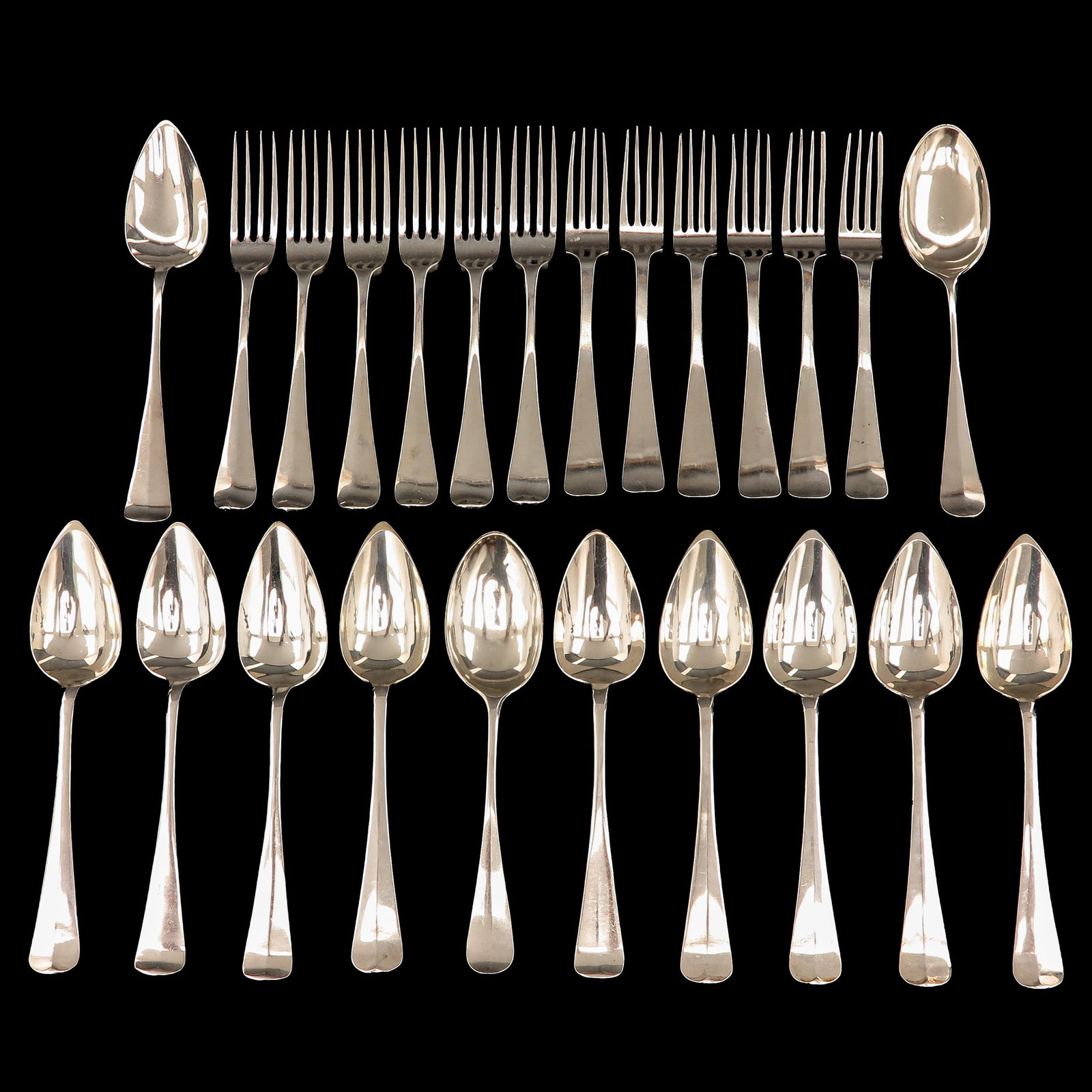 A Group of Silver Cutlery: silver cutlery, longest 21 cm.