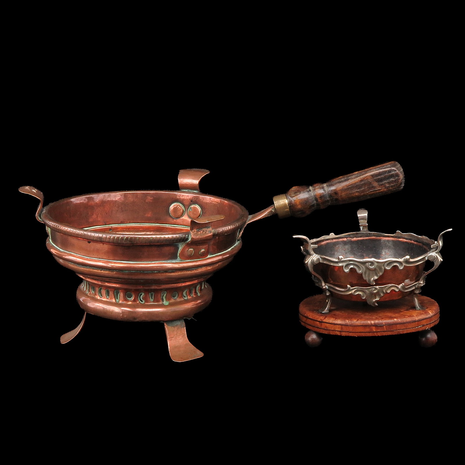 A Lot of 2 Pipe Comfors: of 2 pipe comfors, consisting of 1 executed in copper and 1 in copper with 18th century Rotterdam silver, longest 30 cm. including handle