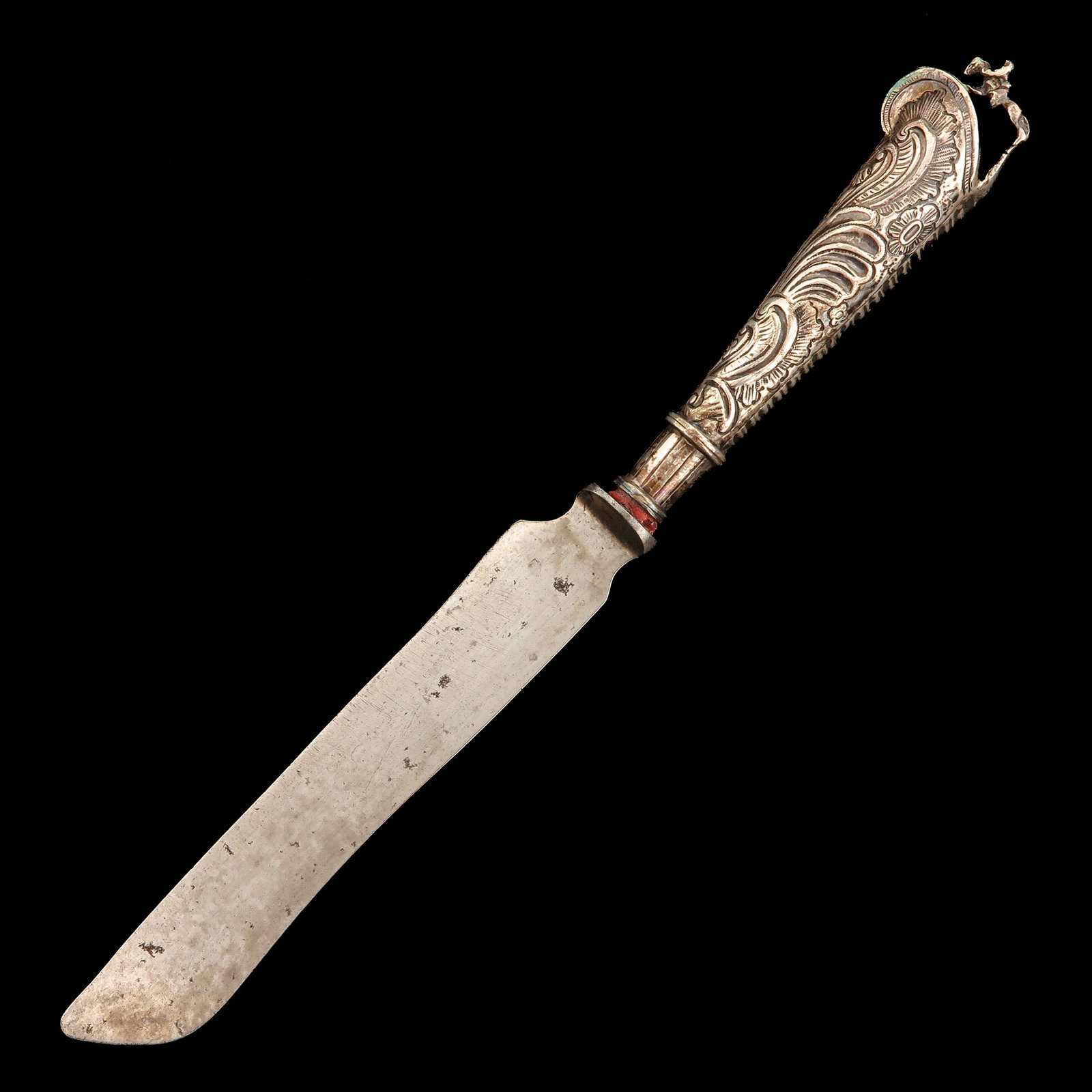 A Knife with Silver Handle or Paardenmes: with richly engraved silver handle, length 28 cm.