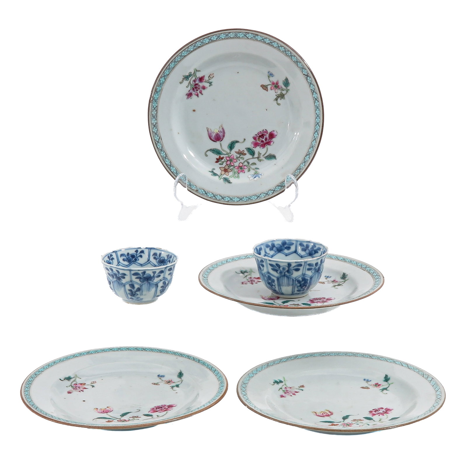 A Collection of Porcelain: Comprising of 4 Famille Rose plates and 2 Blue and White cups, 18th Century, largest plate is 16 cm. in diameter, in diverse conditions.