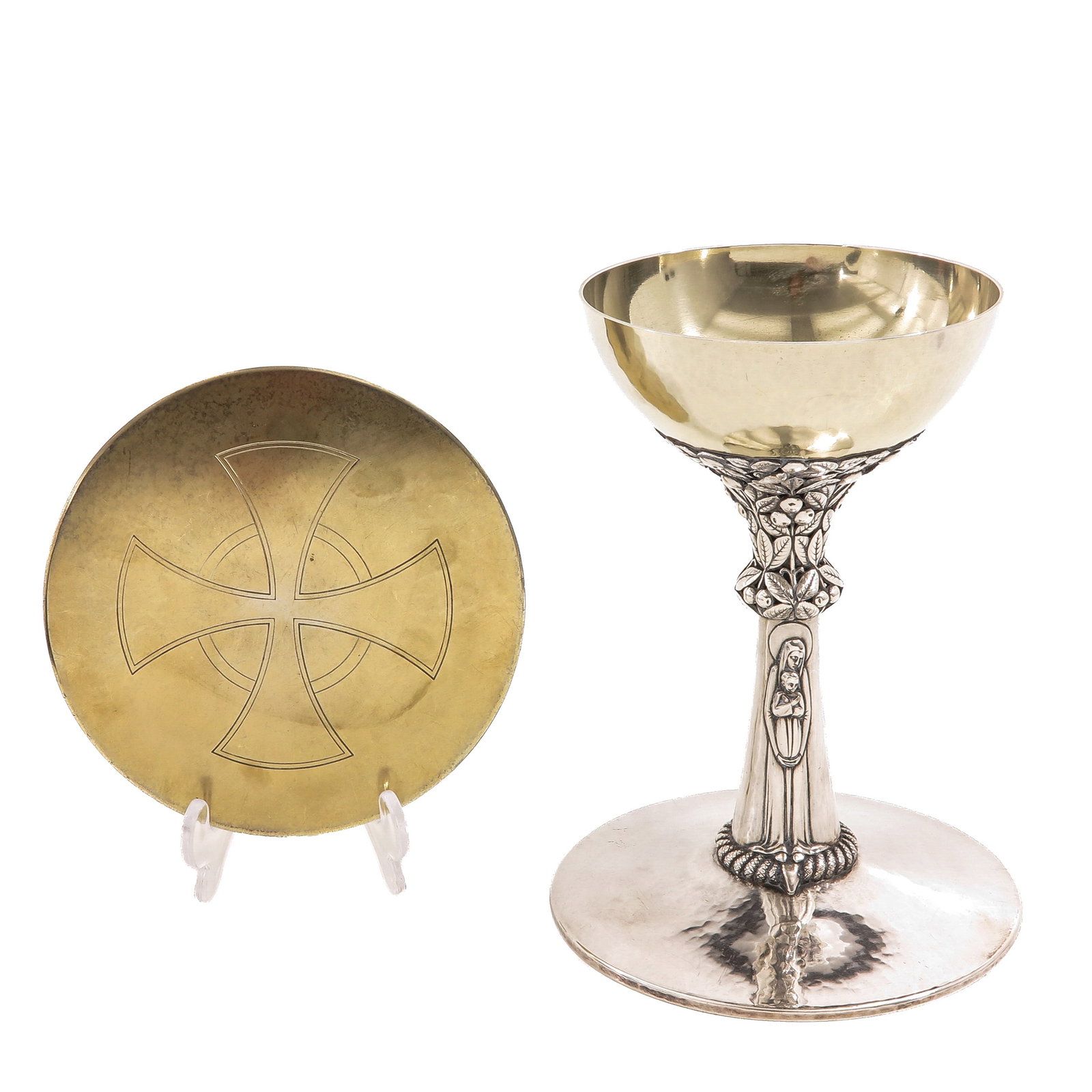 A Chalice: with paten, hallmarked 900/1000, Brussels, Art Deco, with a node in the form of stylized leaves and a stem provided with a depiction of the Madonna and Child, height 20 cm.