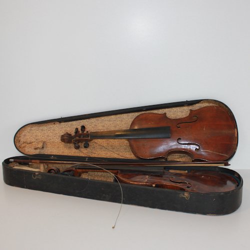 Lot of 2 Violins in Case with Bow: 2 violins with 1 bow and case