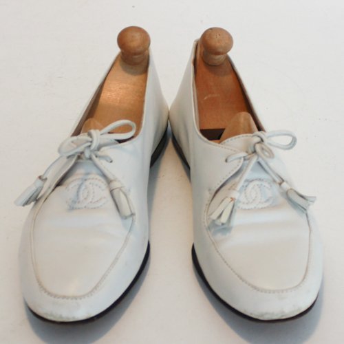 Chanel Ladies White Leather Loafers: Traditional CC logo on front. Size 37.5