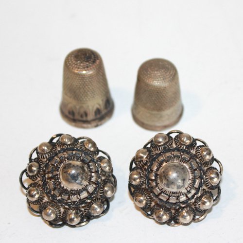 Diverse Lot of Silver: consisting of 2 silver thimbles and 2 silver Zeeuwse knopen (buttons)