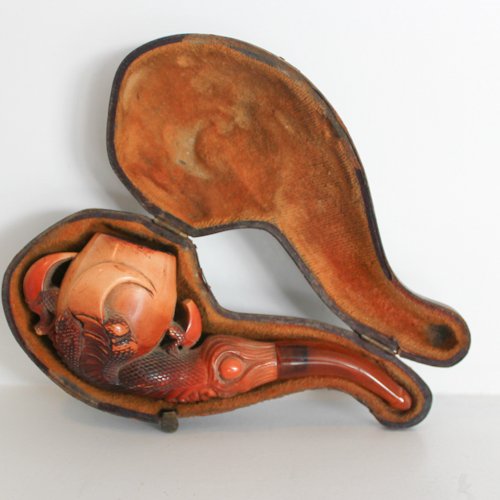 Antique Meerschaum Pipe with Talons and Carvings: 11 x 5 x 4 cm