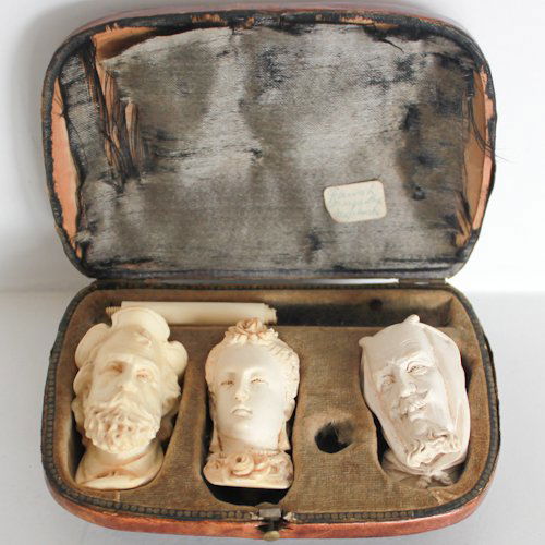 Rare 3 Head Meerschuam Pipe: depicting Faust, Mephistophelis and Margaretha, in original case, 12 x 7 x 4 cm