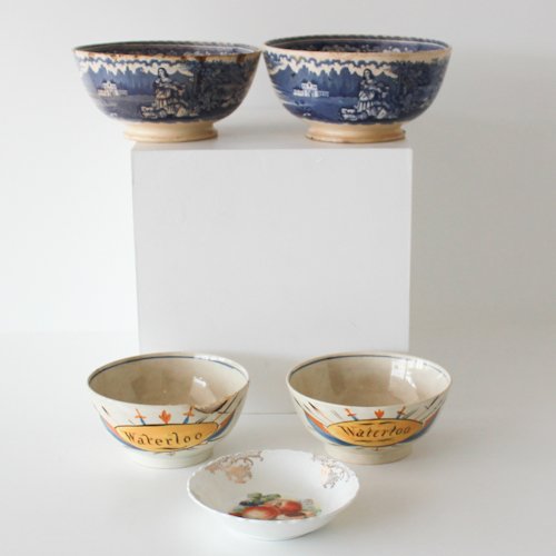 Diverse Lot of Antique and Vintage Bowls: consisting of 5 pieces, with 2 english creamware with waterloo decor, 14 cm in diameter, 6 cm tall, in diverse conditions
