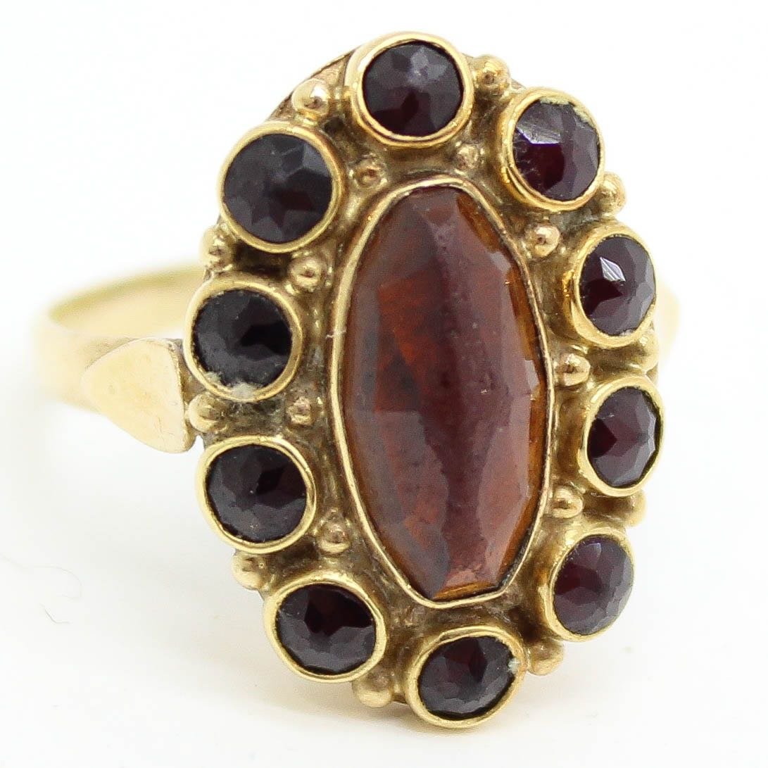 14KG Ring Set with Garnets: 4 gram.