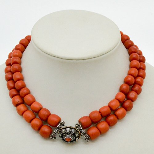 A BEAUTIFUL 19TH CENTURY RED CORAL NECKLACE (1 of 2)