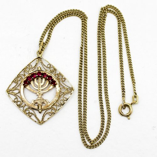 14KG PENDANT IN THE FORM OF A MENORAH: Set with turquoise.