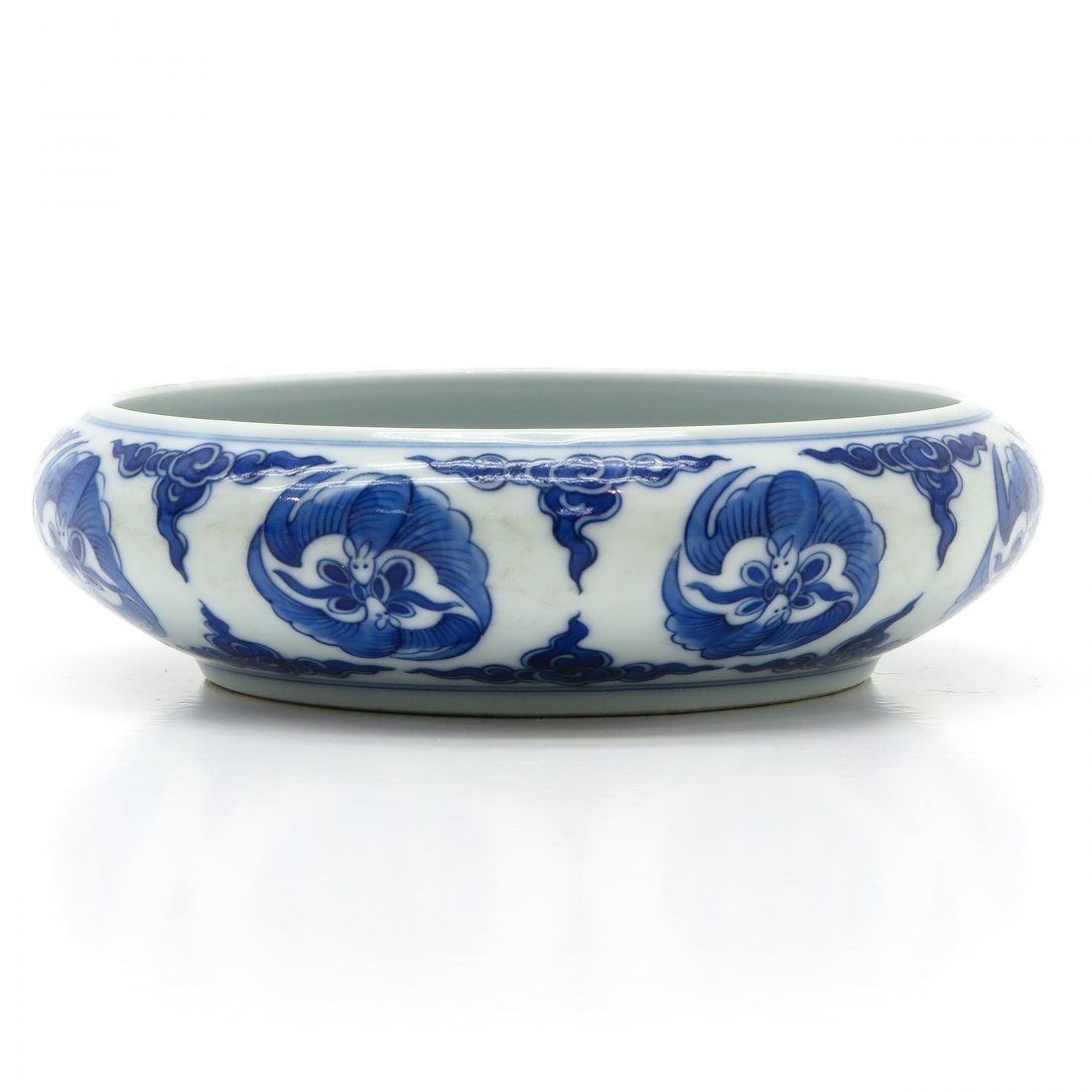 China Porcelain Brush Washer: Marked with seal mark on the bottom, 16 x 5 x 16 cm.