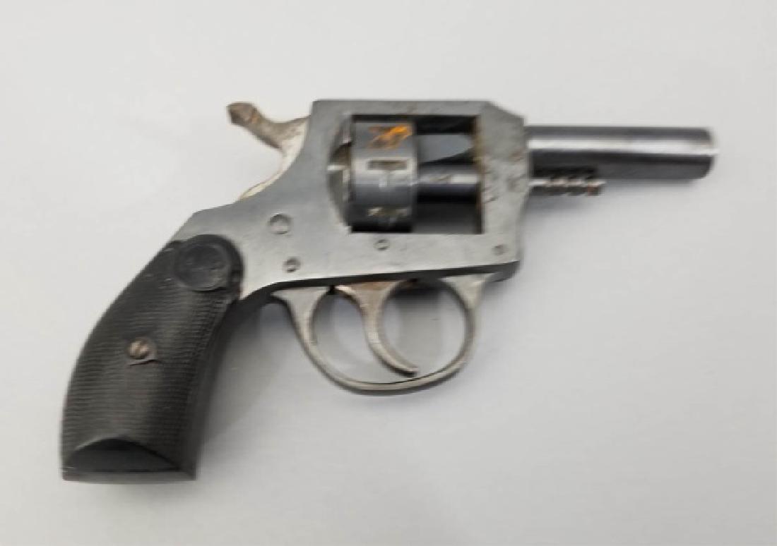 Vintage H & R Inc USA Model 910 Starting Pistol: Vintage H & R Inc USA Model 910 Starting Pistol. Measures 7 inches in length.