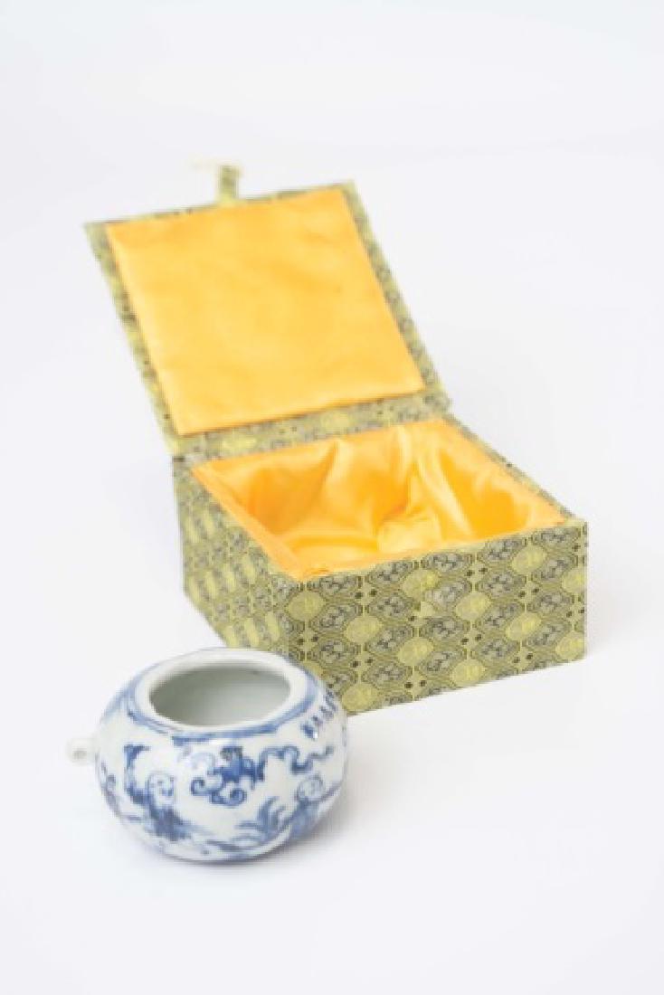 Small Blue & White Chinese Pot with Tiny Loop (1 of 4)