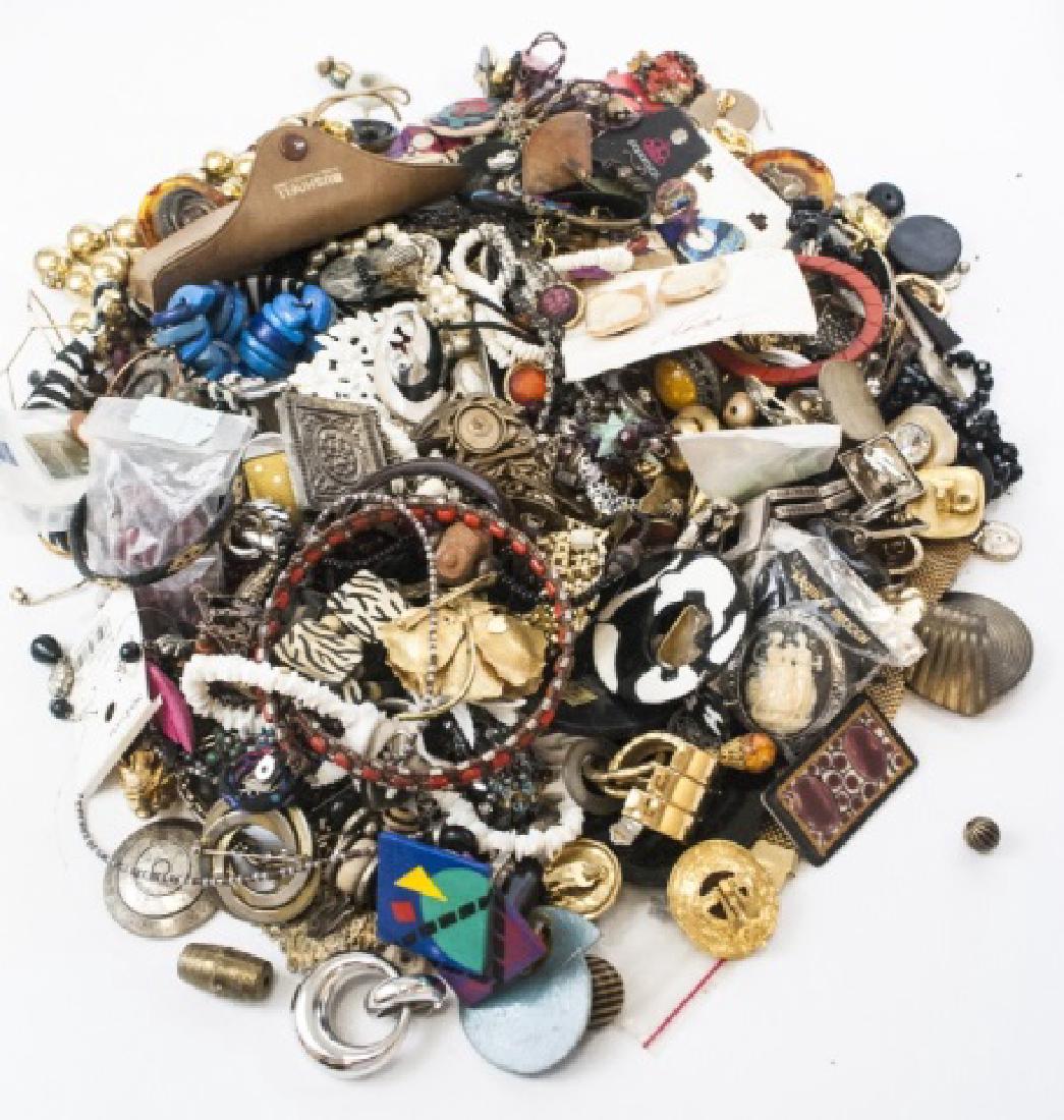Box Lot of Vintage Costume Jewelry & Sunglasses: Box Lot of Vintage Costume Jewelry & Sunglasses. Great for jewelry making or re purposing. Complete and incomplete items.