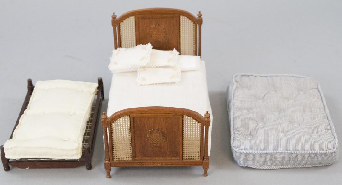 Dollhouse Miniature Artisan Handmade & Bespaq Beds (1 of 8)