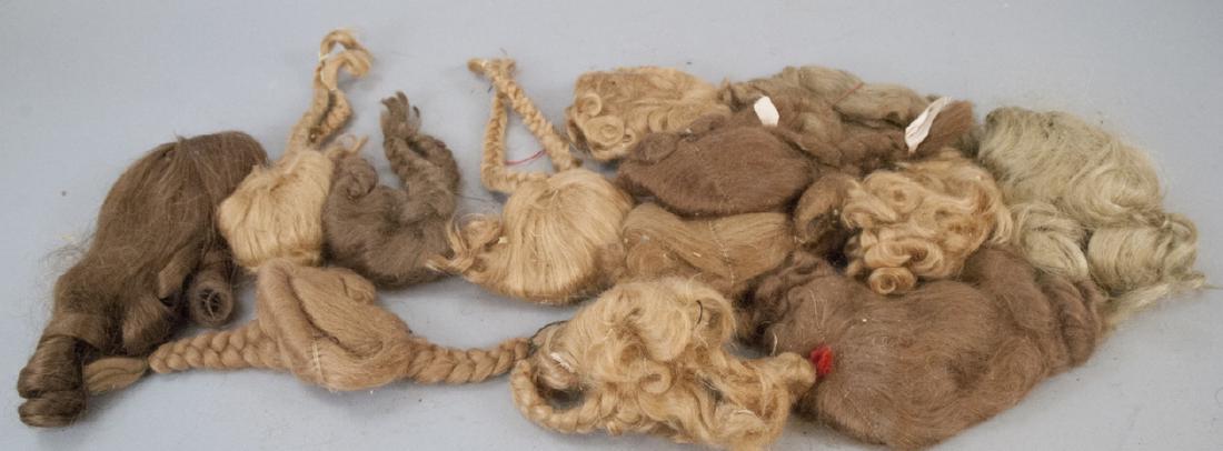 Lot of Vintage & Antique Doll Wigs: Lot of Vintage & Antique Doll Wigs. Variety of sizes, styles and colors. Average size is 4 inches x 6 inches.