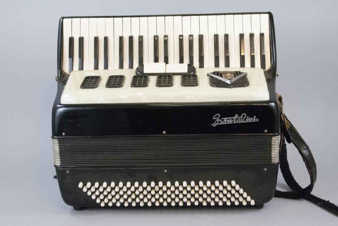 Frontalini Vintage Accordion and Case (1 of 10)
