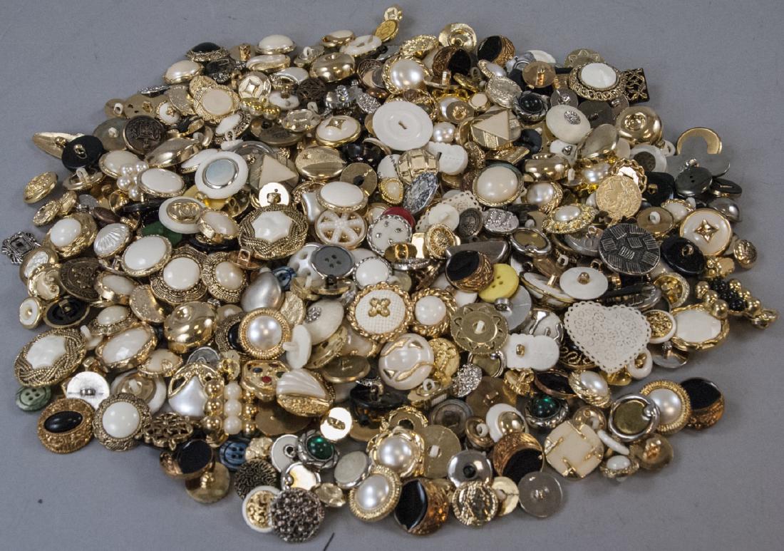 Large Collection of Vintage Clothing Buttons (1 of 9)