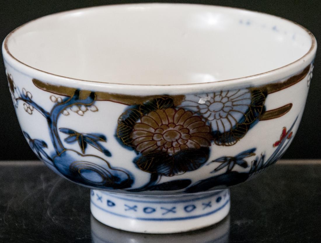 Antique 19th C Japanese Imari Porcelain Round Bowl: Antique 19th C Japanese Imari Porcelain Round Bowl. Hand painted, gilt decorated antique Japanese porcelain bowl. Measures 4.5 inches in diameter.