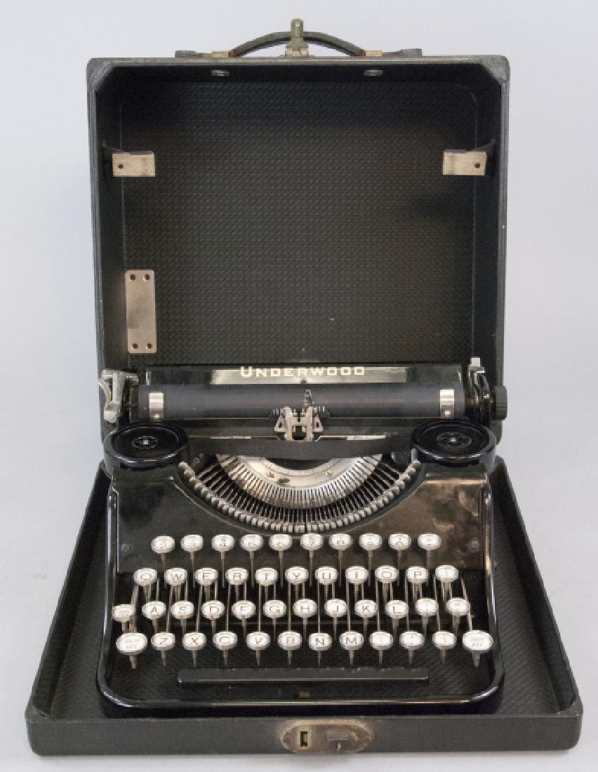 Vintage Underwood Portable Typewriter in Case (1 of 6)