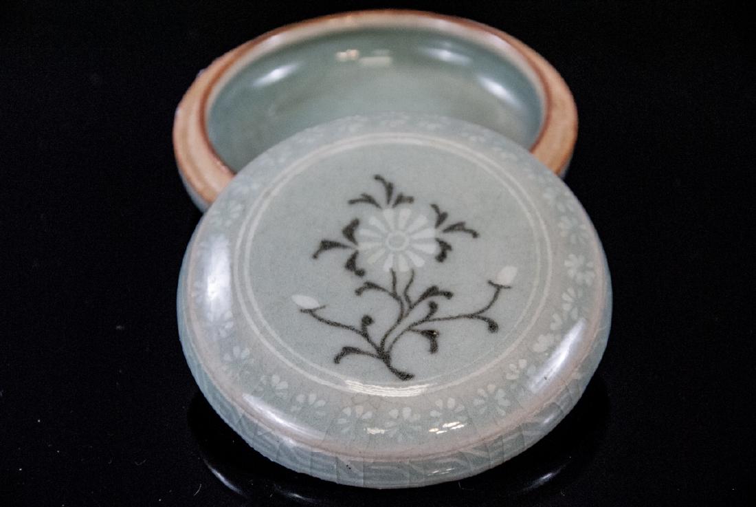Chinese Crackleware Celadon Porcelain Box Jar (1 of 5)