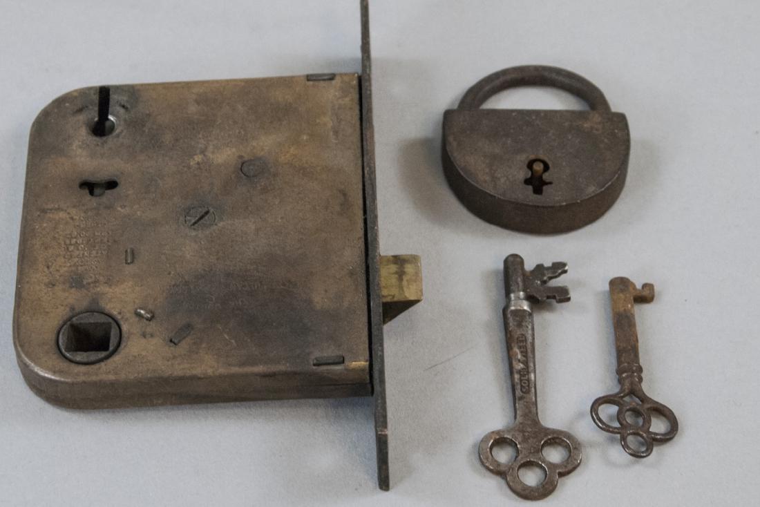 Antique Padlock & Door Lock w Skeleton Keys (1 of 3)