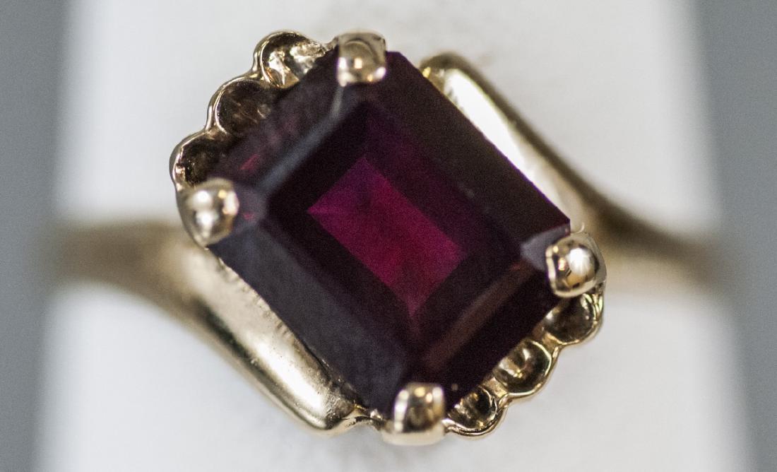 Vintage 10kt Yellow Gold & Garnet Solitaire Ring: Vintage 10kt Yellow Gold & Garnet Solitaire Ring. Hallmarked. Ring size 4.5 can be resized.