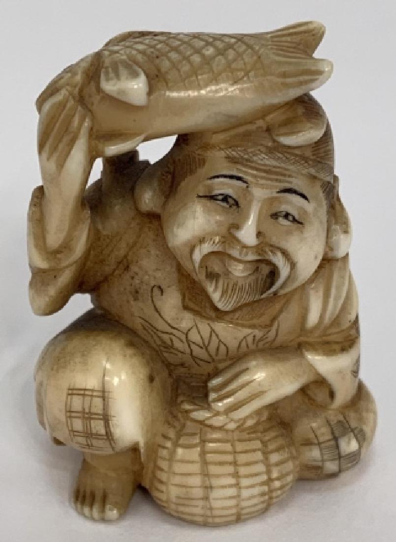 Antique Japanese Hand Carved Bone Netsuke Statue: Antique Japanese Hand Carved Bone Netsuke or Statue. Likely cow bone, carved and inked. Measures 2 inches.