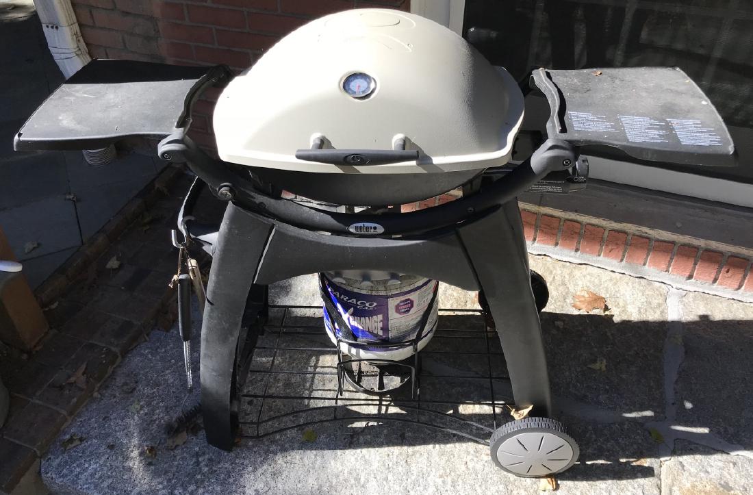 Weber Grill / BBQ on Wheels w Two Counters (1 of 4)