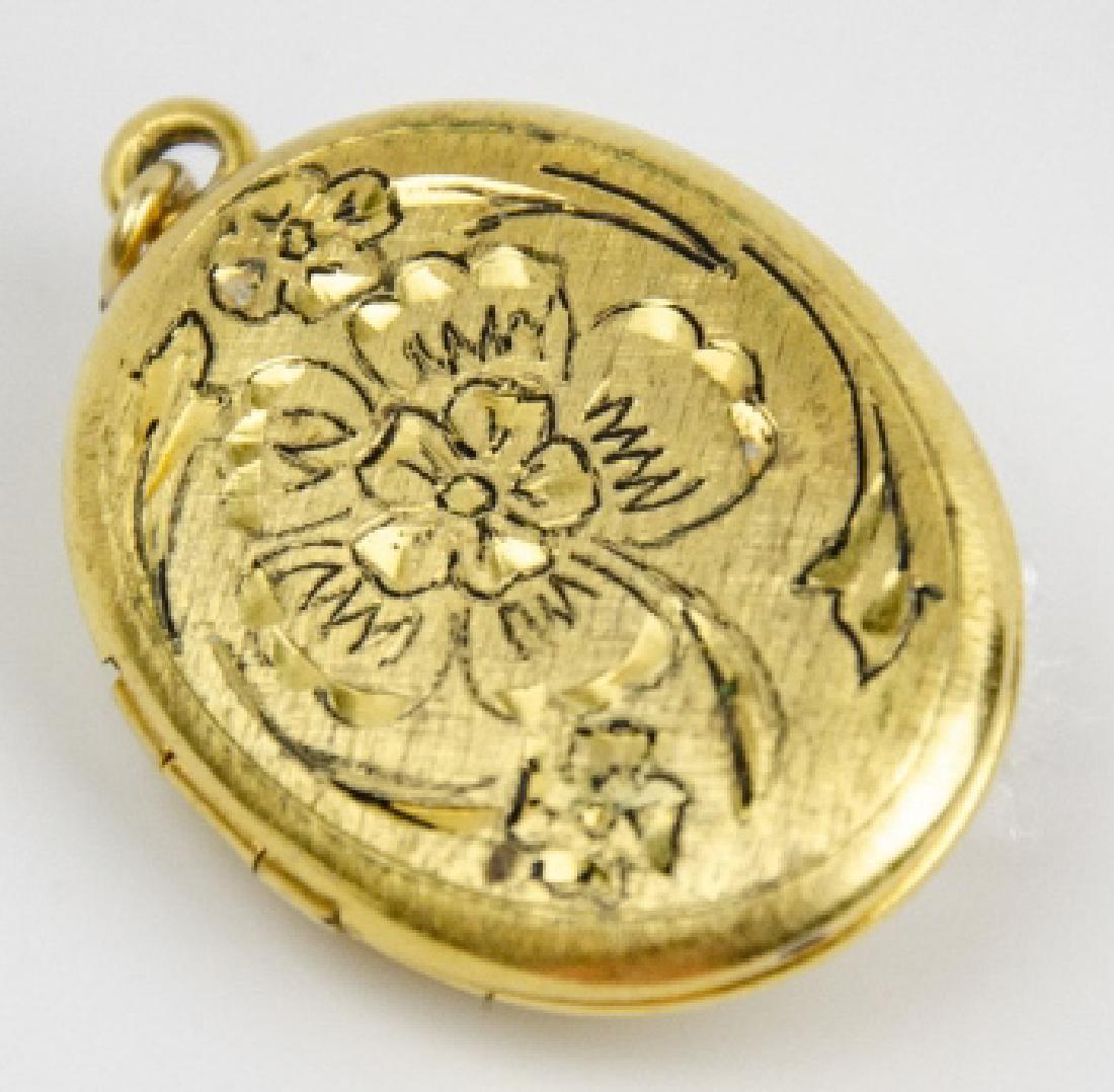 Vintage 14k Yellow Gold Plated Floral Motif Locket: Vintage 14k Yellow Gold Plated Floral Motif Locket Necklace Pendant. Measures 1.5 inches in length.
