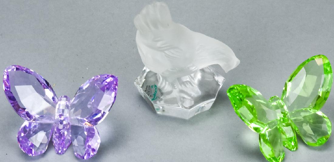 Goebel Crystal Chicken & 2 Swarovski Butterflies: Goebel Crystal Chicken & 2 Swarovski Butterflies. Includes one crystal statue of a chicken by Goebel and two figural butterflies by Swarovski. All pieces are signed. 3.5 inches x 2.5 inches x 1.5 inch
