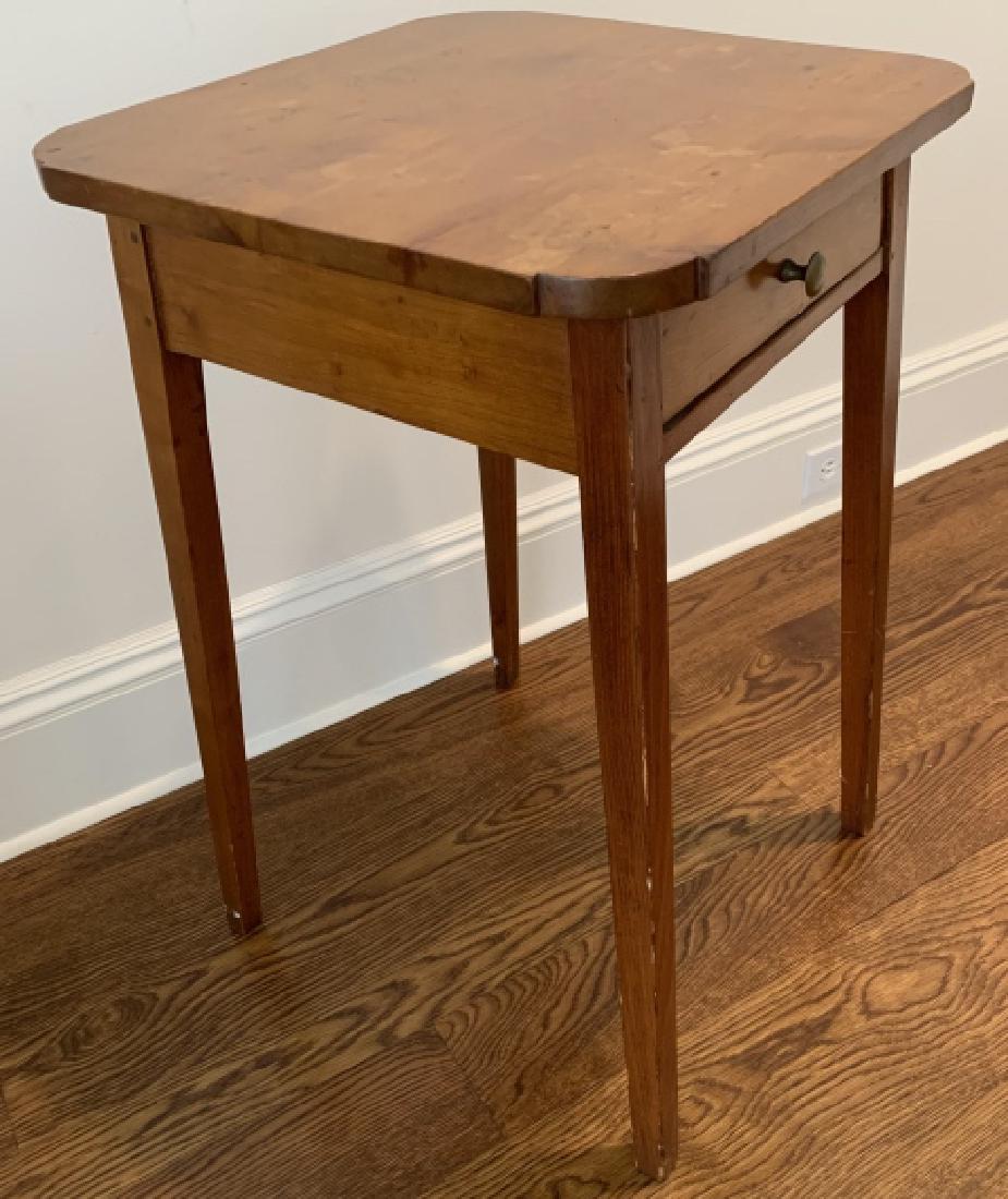 Antique Federal Style Side / End Table (1 of 3)