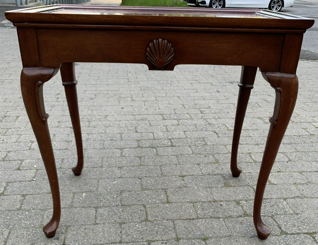 Queen Anne Style Shell Motif Side / End Table (1 of 4)