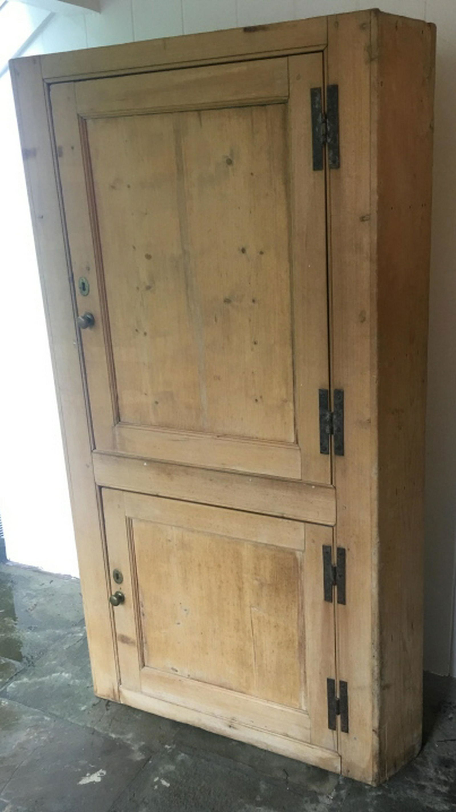 Country Style Knotty Pine Corner Cabinet (1 of 7)