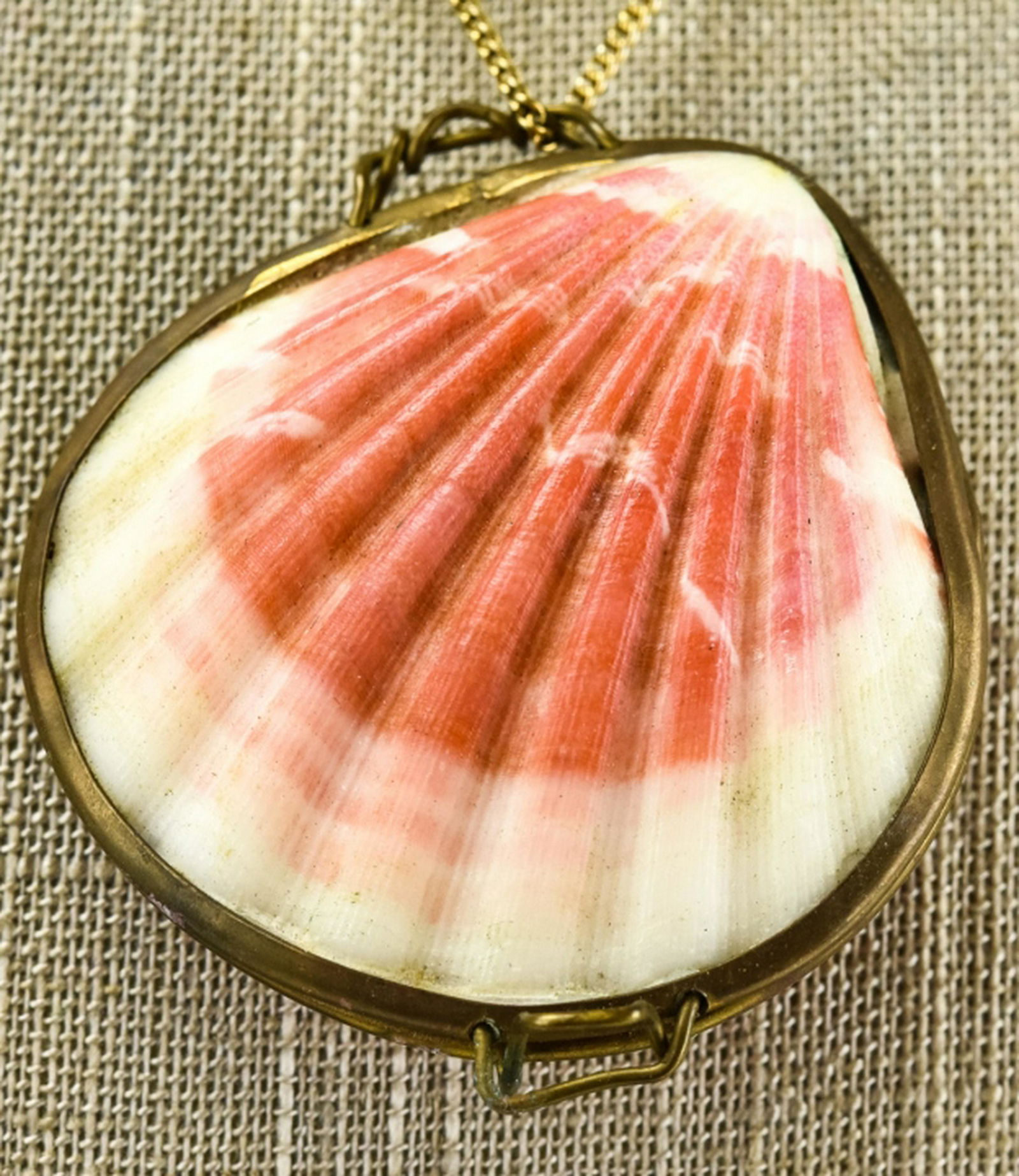 Gilt Metal Chain w Clam Shell Locket Pendant (1 of 6)