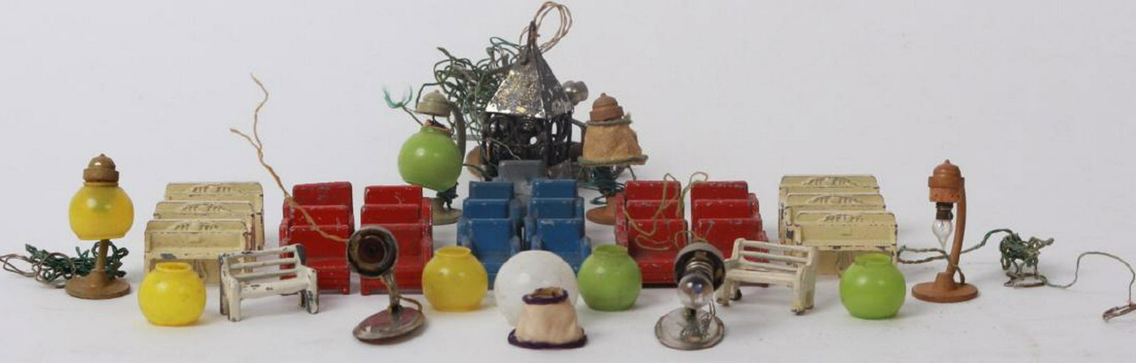 Vintage Tootsie Toy Small Scale Doll House Items (1 of 3)