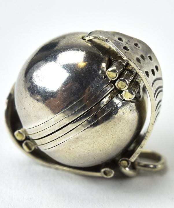 Vintage Sterling Silver Acordian Locket Pendant: Vintage Sterling Silver Acordian Locket Pendant. Opens to a foldout frame. Made in Mexico. Measures 1 inch in length.
