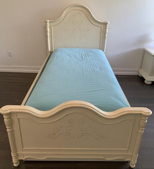 French Provincial Style Twin Size Trundle Bedframe (1 of 7)