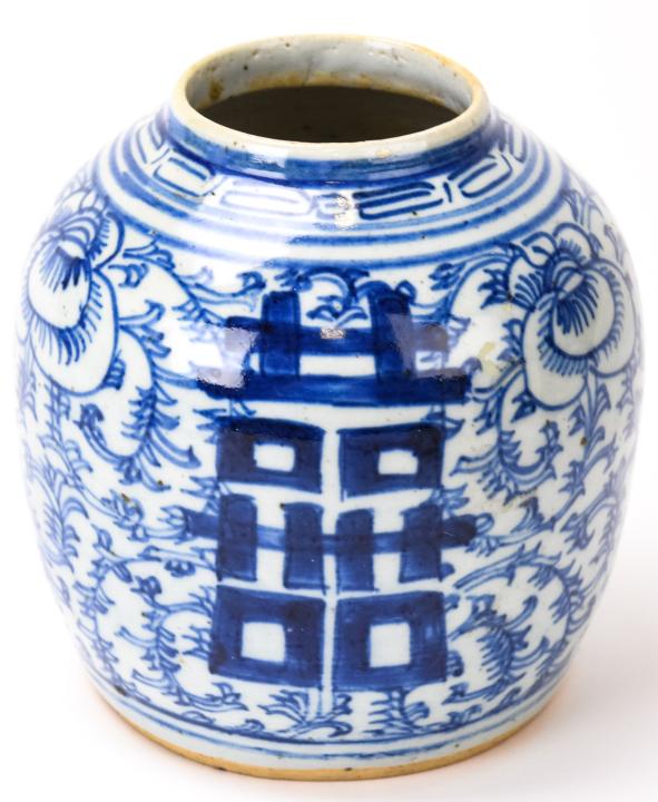 Antique 19th C Chinese Blue & White Ginger Jar: Antique 19th C Chinese Blue & White Ginger Jar. Antique 19th century blue and white porcelain ginger jar with floral and character motif. 6.25 inches x 5 inches in diameter.