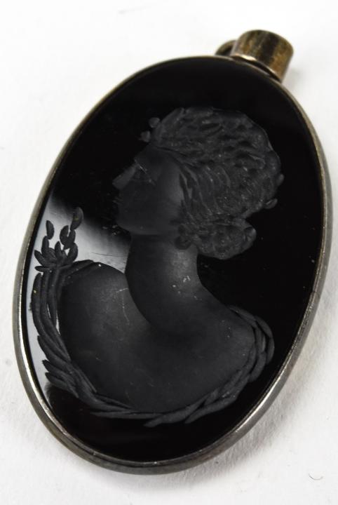 Estate Hand Carved Onyx Portrait Intaglio Pendant: Estate Hand Carved Onyx Portrait Intaglio Necklace Pendant in Silver Frame. Measures 1.5 inches in length.