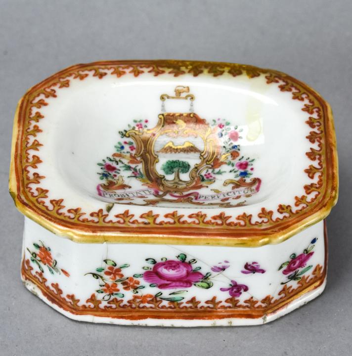 Chinese Famille Rose Coat of Arms Open Salt Cellar: Chinese Famille Rose Coat of Arms Open Salt Cellar. Porcelain salt cellar with hand painted armorial and floral motif. Measures 1.25 inches x 3 inches x 2 3/8 inches.